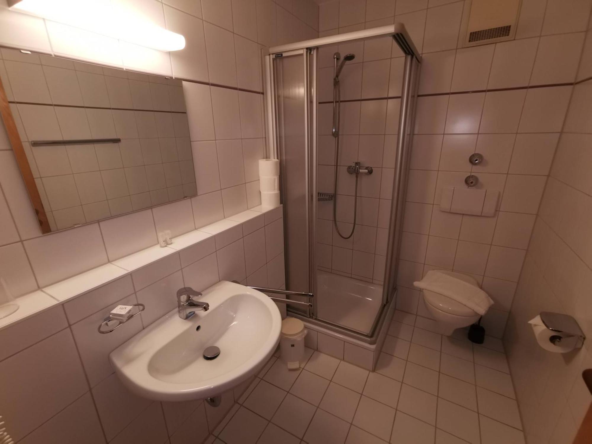 A8 Hotel Im Darchinger Hof Bed & Breakfast - Zwischen Holzkirchen Und Weyarn - Zwischen Muenchen Salzburg Und Innsbruck - Kurz Vor Dem Irschenberg Værelse billede
