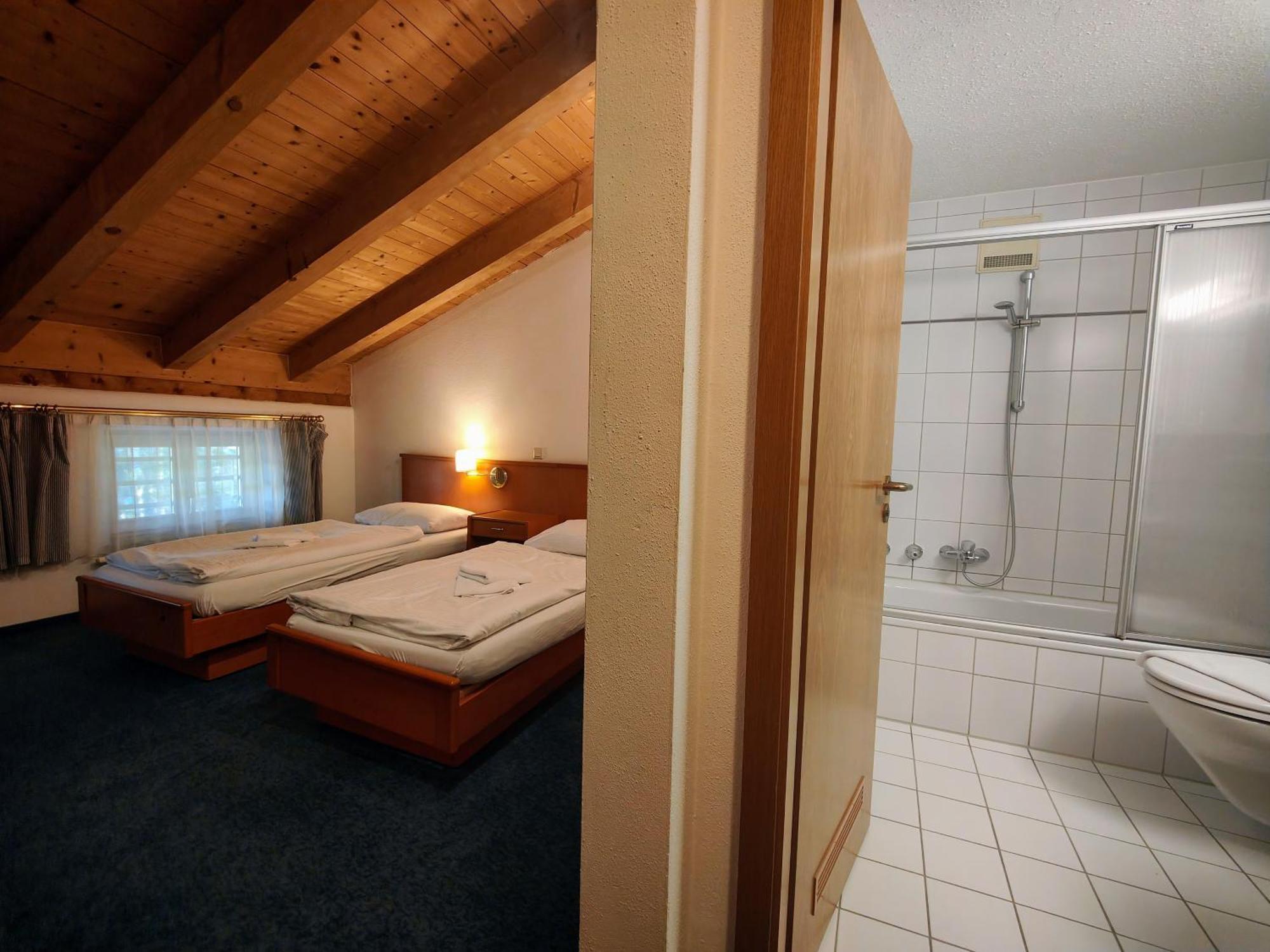 A8 Hotel Im Darchinger Hof Bed & Breakfast - Zwischen Holzkirchen Und Weyarn - Zwischen Muenchen Salzburg Und Innsbruck - Kurz Vor Dem Irschenberg Værelse billede