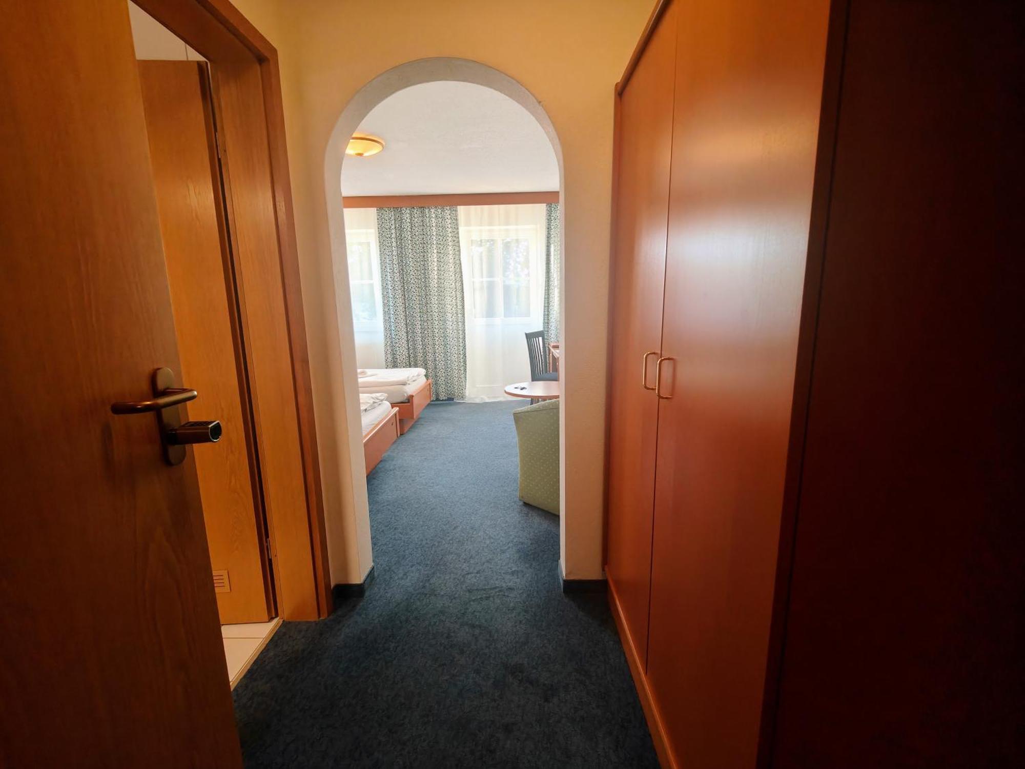 A8 Hotel Im Darchinger Hof Bed & Breakfast - Zwischen Holzkirchen Und Weyarn - Zwischen Muenchen Salzburg Und Innsbruck - Kurz Vor Dem Irschenberg Værelse billede