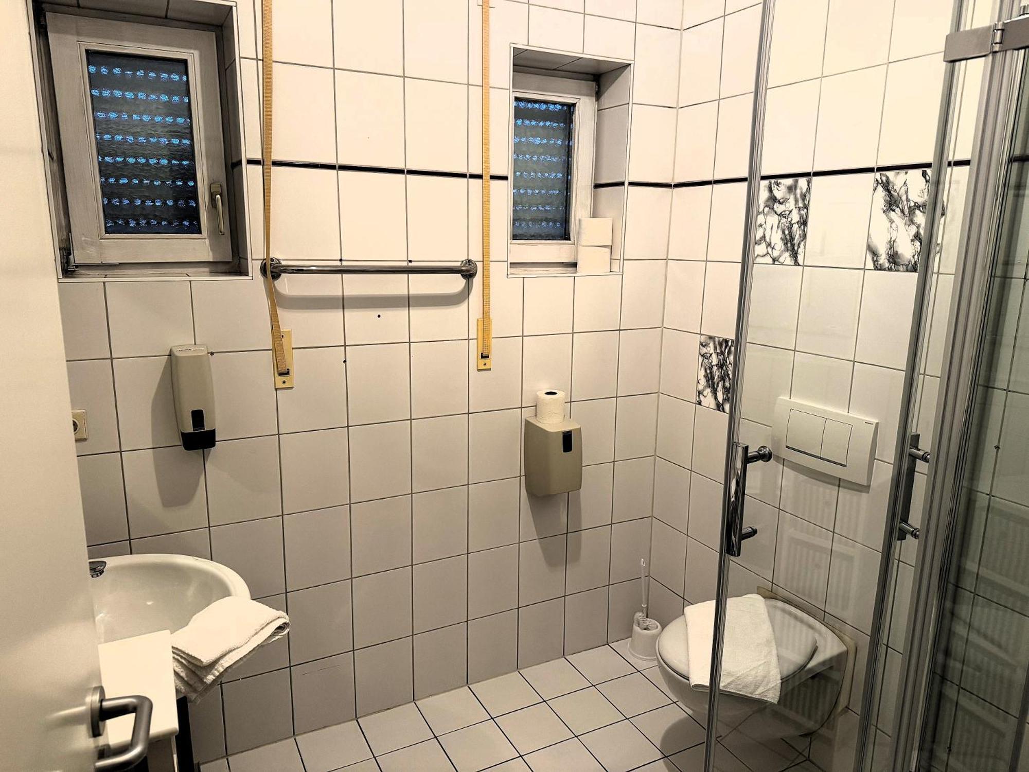 A8 Hotel Im Darchinger Hof Bed & Breakfast - Zwischen Holzkirchen Und Weyarn - Zwischen Muenchen Salzburg Und Innsbruck - Kurz Vor Dem Irschenberg Værelse billede